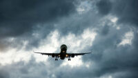 Силнa турбуленция принуди самолет да направи аварийно кацане, след като 25 пътници са ранени