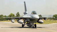 Вторият изтребител F-16 кацна в България (ВИДЕО И СНИМКИ)