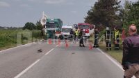 Фатална катастрофа затвори пътя Русе-Бяла: Тежкотоварен камион се блъсна челно в кола (СНИМКИ)