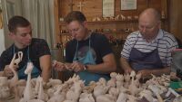 Три поколения майстори: Дядо, баща и син пазят вековния занаят на дърворезбарството