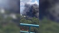 Голям пожар във Варна, черен дим се издига между жилищни сгради (ВИДЕО)