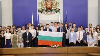Красиви умове: Олимпийците ни по природни науки получиха националния флаг