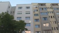 „Климатикът е вързан с тел“: Жители на блок в Ловеч се оплакват от некачествено саниране