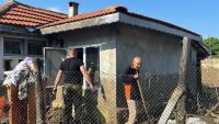 Тонове кал и тиня, блокирани улици и отчаяни хора: Армията помага в село Тича след наводнението