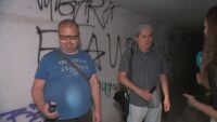 С фенерчета под падащ таван: Стотици хора продължават да рискуват живота си в опасен подлез в София