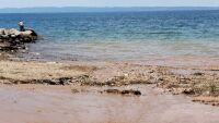 Цветът на морето е станал кафяв: Затвориха плаж в Гърция заради теч на отпадъчни води (СНИМКИ)