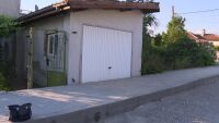 „Изнесохме се от дома си“: Ремонт в София блокира входове, кола стои зазидана в гараж от месеци