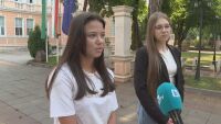 Две момичета намериха и върнаха портфейл с голяма сума пари на болна жена