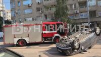 Кола се обърна по таван на столичен булевард (СНИМКИ)