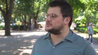 Млад мъж с аутизъм, приет в лондонски университет, има нужда от помощ за годишната си такса