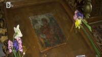 Хиляди поклонници пред икона на Богородица, открита зазидана в манастир