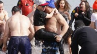 Лейди Гага се топна в ледени води благотворително (СНИМКИ)