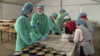 Майстор-готвачи приготвят топла храна за бедни в социална кухня в София