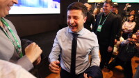 Комикът Зеленски и президентът Порошенко отиват на втори тур на изборите в Украйна