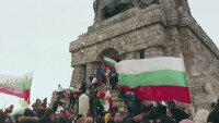 Поклон пред опълченците: Хиляди изминаха 894-те стъпала към историческия връх Шипка (ОБЗОР)