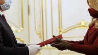 Безопасен стил: Словашкият президент Зузана Чапутова има маска за всяка своя рокля