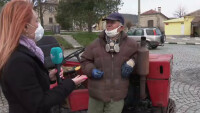 Двама доброволци разнасят най-необходимото на хората под карантина в село Славовица