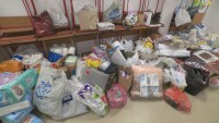 В подкрепа на бежанците: Как ученици събраха дрехи и храна за бегълците от войната