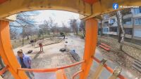 Да извикаш неволята: Доброволци почистват детски площадки в София