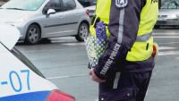 Цветя за дамите на пътя от патрулиращи полицаи