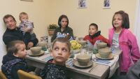 „Бригада нов дом“ преобрази жилището на многодетно семейство, организира и... сватба