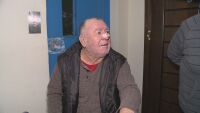 Мъж в инвалидна количка 4 г. не е излизал от дома си заради приобщен от съседи коридор