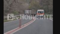 Водачи на камиони не пускат линейка въпреки звуковия сигнал (ВИДЕО)