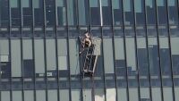 Миячи на прозорци увиснаха на 10 м височина, след като въжето им се скъса (ВИДЕО) 