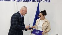 Полицията в Русе награди млада жена, предала намерени 1000 лв.