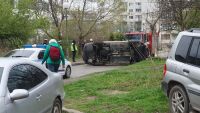 Автомобил се преобърна в столичен квартал. Жители: Ходим по улицата, липсват тротоари (СНИМКИ)