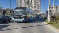 Продължават протестите за по-високи заплати: В Русе шофьори от градския транспорт блокираха движението