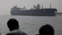 Въпреки блокадата на САЩ: Санкциониран супертанкер на Иран премина през Ормузкия проток
