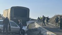 Камион с военнослужещи и лека кола се удариха на Околовръстния път на Ямбол (СНИМКИ)