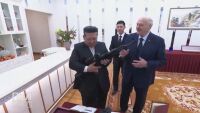 „В случай че се появят врагове“: Лукашенко подари автомат на Ким Чен-ун по време на визита в Пхенян (ВИДЕО)
