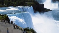 Майка скочи с двете си деца в Ниагарския водопад