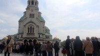 Десетки хиляди се редиха да се помолят на чудотворната икона 