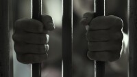 „Любов“ в затвор на известни престъпници: Съдят надзирателка, имала връзка със затворник