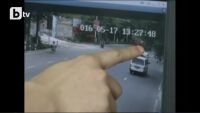Моторист се размина на косъм от смъртта в Китай (ВИДЕО)