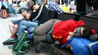Хиляди пътници прекараха втора нощ на лондонското летище „Хийтроу”