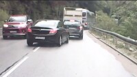 Полицията установи кой е шофьорът, изпреварвал рисково на пътя Чепеларе – Асеновград