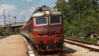Човек е блъснат между гарите 