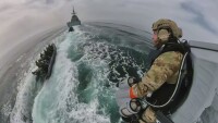 „Летящи командоси“: Британски морски пехотинци на абордаж с джет раници (ВИДЕО)