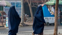Талибаните върнаха носенето на бурки на обществени места в Афганистан