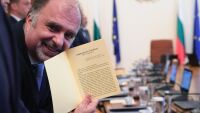 Защо заседанието на служебния кабинет започна с „Приказка за стълбата“?