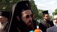 С песнопения, камбанен звън и розови цветя: Въдворяват Арсений начело на Сливенската епархия