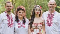Традиция и различност: Абитуриентка отиде с мотиви от народна носия и пендари на бала си (СНИМКИ)