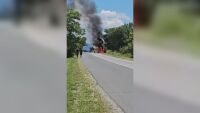 Бус с газова уредба се запали на пътя за град Твърдица (ВИДЕО)