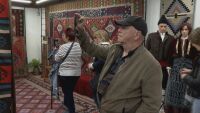 Испанци превземат Котел: Градчето ги посреща с магазини в евро и показно как се тъкат килими