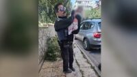 Откриха отвлечено бебе до кофи за боклук в Атина (ВИДЕО)