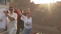 Протест в Бяла Слатина: Хора блокират улици след агресията от възрастни към деца в училище